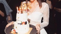  Dalam berbagai posenya, Ploypayap memang sering bergaya glamour namun tak berlebihan. Seperti momen ulang tahun Ploypayap ke 24 ini. Ia hanya ditemani cake bertingkat dengan desain yang simple. Foto: instagram @ploypayap_s