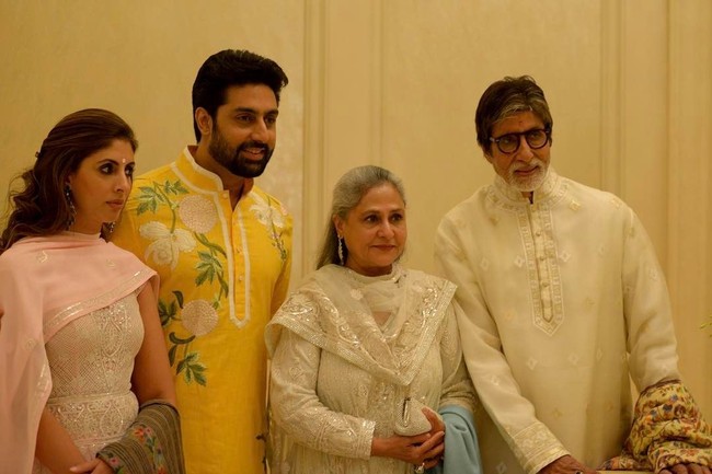 Jaya pun tetap menerima Amitabh meski telah diselingkuhi. Kini pasangan Amitabh Bachchan dan Jaya Baduri yang memiliki dua anak ini telah dikaruniai tiga cucu. (Foto: Instagram)