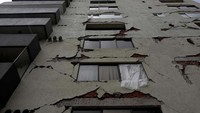 Ini adalah penampakan dari bangunan yang rusak akibat gempa di Meksiko. Pemerintah Meksiko awalnya menawarkan bantuan kepada warga yang terkena gempa. Namun bantuan itu dirasa tak cukup untuk memperbaiki rumah yang hancur akibat gempa. Reuters/Henry Romero.