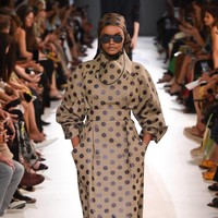 Penampilan model berhijab di acara fashion bergengsi dunia semakin mainstream. Baru-baru ini, Halima Aden, model berhijab asal Somalia, kembali menggebrak panggung runaway Milan Fashion Week Spring 2019 untuk ketiga kalinya. Ia membawakan busana brand ternama Max Mara pada Kamis (20/09/2018). (Foto: Dok. Vogue)