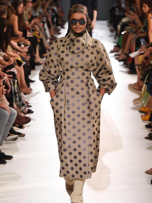 Penampilan model berhijab di acara fashion bergengsi dunia semakin mainstream. Baru-baru ini, Halima Aden, model berhijab asal Somalia, kembali menggebrak panggung runaway Milan Fashion Week Spring 2019 untuk ketiga kalinya. Ia membawakan busana brand ternama Max Mara pada Kamis (20/09/2018). (Foto: Dok. Vogue)