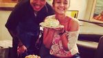 Manisnya Alia Bhatt Saat Rayakan Ulang Tahun Ayahnya dan Makan Cake