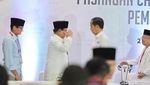 Momen Sandiaga Cium Tangan Maruf Amin di Pengambilan Nomor Urut