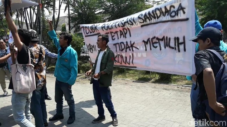 Sandiaga Uno Didemo Mahasiswa Saat Beri Kuliah Umum di UMS Sandiaga Uno Didemo Mahasiswa Saat Beri Kuliah Umum di UMS