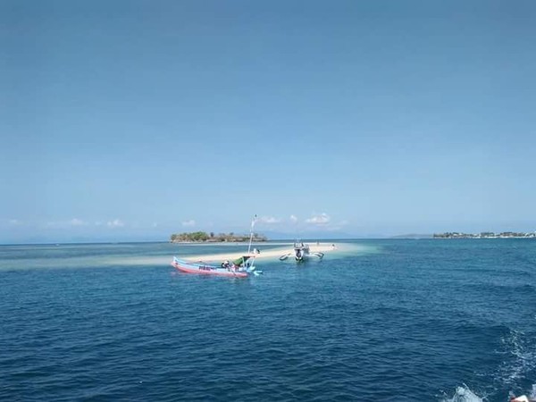 Jika traveler hendak mengelilingi spot-spot wisata di kawasan ini menggunakan perahu boat, cobalah datang lewat jalur Pasar Ikan di Desa Tanjung Luar, Kecamatan Keruak, Lombok Timur (Randi Boat/istimewa)  