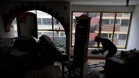 Maria Guadalupe mengeluarkan barang-barang dari rumah susunnya di Tlalpan. Reuters/Henry Romero.