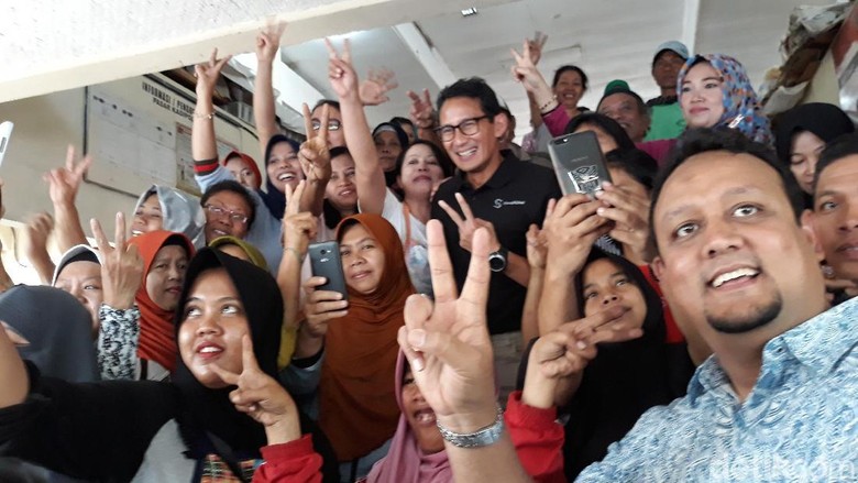 Saat Sandiaga Blusukan Bareng Zulhas di Pasar Kadipolo Solo Saat Sandiaga Blusukan Bareng Zulhas di Pasar Kadipolo Solo