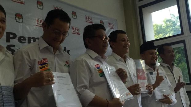  Para sekretaris jenderal (sekjen) partai koalisi Presiden Joko Widodo (Jokowi) dan Kiai Ma'ruf Amin menyerahkan Laporan Awal Dana Kampanye (LADK) kepada KPU.