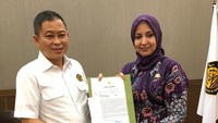 Aturan itu tentunya sudah berdasarkan UU Nomor 23 Tahun 2014 tentang Pemerintahan Daerah yang tertuang dalam Pasal 80 ayat 1 huruf a. Bila MA menyetujui mosi tidak percaya itu, maka MA mengirimkan putusan ke DPRD. Dari situ, DPRD Jember harus mengirim surat pemakzulan ke Mendagri. dok. Kemen ESDM