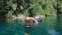 Ratu Felisha di menikmati alam di Pulau Derawan. Foto: Instagram Ratu Felisha
