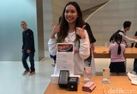 Puluhan Orang Vietnam Borong iPhone XS di Apple Orchard