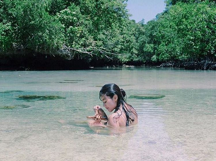 Ratu Felisha Seksi di Derawan, Senyum Manis Amanda Rawles