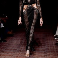 Winnie Harlow beraksi di catwalk Julien Macdonald 2017 lalu. Didiagnosis vitiligo saat berusia empat tahun, Winnie sering diejek mirip sapi dan zebra semasa kecilnya. Dari pengalaman itu, aku belajar untuk mencintai diriku sendiri terlepas dari apa yang orang katakan. Ini memberiku keberanian untuk melalui tantangan hidup, ungkap Winnie seperti dikutip CNN. (Foto: Getty Images)