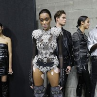 Winnie Harlow menjadi pusat perhatian di fashion show Phillipp Plein yang digelar dalam rangkaian Milan Fashion Week baru-baru ini. Ia tampil seksi dalam balutan bodysuit transparan sehingga mengekspos kulitnya yang mengalami vitiligo. Kelainan kulit ini menyebabkan depigmentasi yang tak merata sehingga kulitnya tampak belang. (Foto: Getty Images)