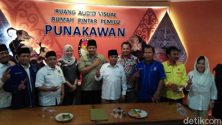 Daftar ke KPU, Timses Prabowo-Sandi Jatim Diisi 2 Pensiunan Jenderal Daftar ke KPU, Timses Prabowo-Sandi Jatim Diisi 2 Pensiunan Jenderal