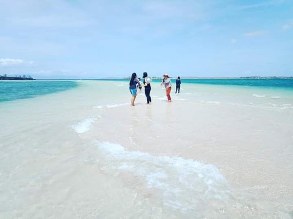 Warna pink akan terlihat terang ketika diterpa sinar matahari pagi dan sore hari. Traveler harus mencoba pengalaman baru untuk datang menikmati indahnya pantai Pink ini (Randi Boat/istimewa) Warna pink akan terlihat terang ketika diterpa sinar matahari pagi dan sore hari. Traveler harus mencoba pengalaman baru untuk datang menikmati indahnya pantai Pink ini (Randi Boat/istimewa)