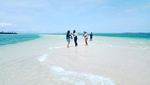 Potret Pantai Pink yang Menggoda di Lombok Timur