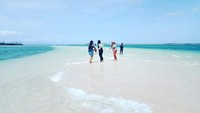 Warna pink akan terlihat terang ketika diterpa sinar matahari pagi dan sore hari. Traveler harus mencoba pengalaman baru untuk datang menikmati indahnya pantai Pink ini (Randi Boat/istimewa)