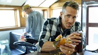 Meski harus menjaga bentuk tubuh agar tetap fit, tapi Ryan tidak takut menyantap burger dengan minuman bersoda. Ini tatapan tampannya saat makan burger. Foto: Instagram @vancityreynolds