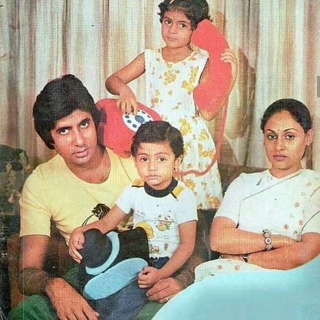 Tiga tahun setelah mereka menikah, Amitabh berselingkuh dan terlibat cinta lokasi dengan rekan sesama artis, Rekha, saat menjalani syuting film Do Anjaane pada 1976. (Foto: Instagram)