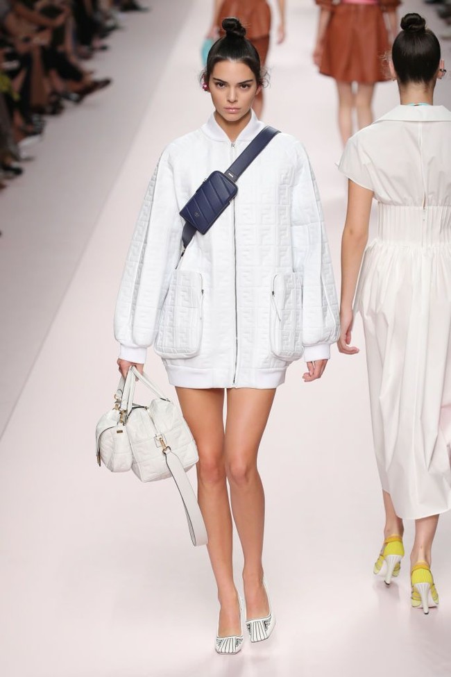 Gaya Kendall yang urban itu turut disempurnakan dengan padanan hand bag putih berikut tas mungil navy seperti sabuk yang diselempangkan. Foto: Dok. Getty Images