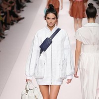 Gaya Kendall yang urban itu turut disempurnakan dengan padanan hand bag putih berikut tas mungil navy seperti sabuk yang diselempangkan. Foto: Dok. Getty Images