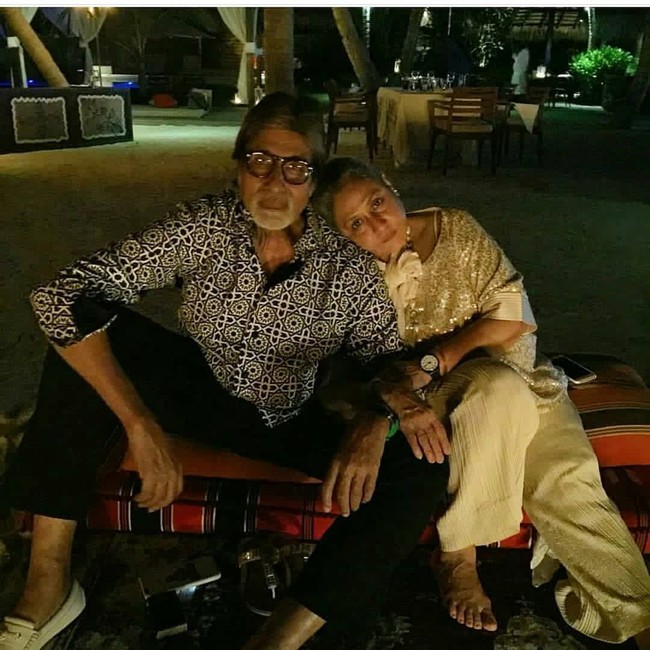 Keduanya menyangkal perselingkuhan itu, tetapi jelas diketahui bahwa mereka saling berkencan. Dalam salah satu wawancara, sutradara Yash Chopra menegaskan dan mengonfirmasi hubungan asmara antara Amitabh dan Rekha. (Foto: Instagram)