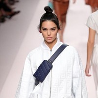 Fashion show Fendi juga menampilkan Kendall. Kakak Kylie Jenner ini muncul dengan dress putih bersiluet oversized bomber jacket.  Keliman yang jatuh di atas paha itu ikut mempertegas keseksikan Kendall. Foto: Dok. Getty Images
