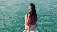 Ratu Felisha menggunakan perahu untuk menikmati pemandangan yang indah. Foto: Instagram Ratu Felisha