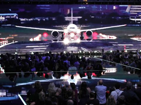 Suasana fashion show Armani di salah satu hangar bandara Milan.