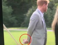 Aksi Lucu Pangeran Harry Saat Curi Samosa di Belakang Meghan Markle