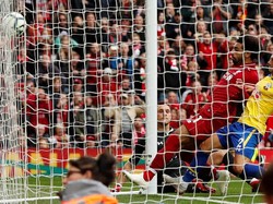 Di pengujung babak pertama, Mohamed Salah dengan cekatan menyambar bola rebound untuk membawa Liverpool memimpin 3-0. (Lee Smith/REUTERS)