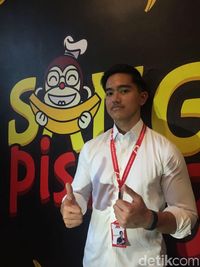 Ditemani Fairel, Kaesang Resmikan Gerai Sang Pisang ke-46 di Depok
