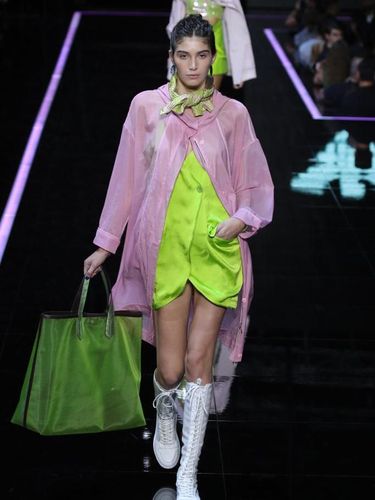 Koleksi Giorgio Armani Spring 2019 yang ditampilkan di bandara Milan.