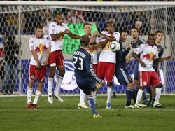 Maestro free kick asal Inggris, David Beckham, tentu tak bisa dilupakan. Beckham punya 65 gol free kick sepanjang kariernya yang luar biasa di berbagai klub dan juga Timnas Inggris. (Andy Marlin/Getty Images)