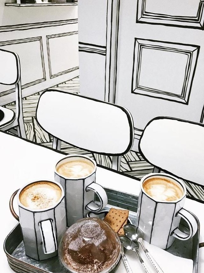 Menu andalannya juga terinspirasi dari serial drama tersebut. Ada W Coffee dan W Salty Latte yang benar-benar mirip cangkir komik. (Foto: Instagram/@ynd239.20_cafe)