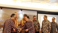 Selain itu, Tri Boewono menjabat sebagai Direktur Utama menggantikan Adi Adriansyah Sjoekri yang sebelumnya merangkap menjadi Direktur Utama dan Sekretaris Perusahaan.  Sedangkan Collin Francis Moorhead ditunjuk menjadi Direktur.