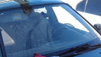 Sarung tangan yang bisa difungsikan sebagai pembersih kaca mobil. (Foto: Brightside)