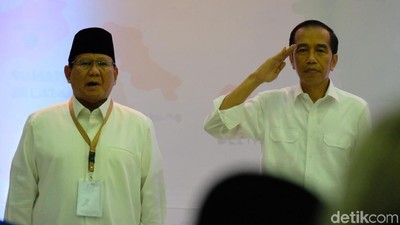 Melihat Lagi Sikap Hormat Jokowi yang Jadi Kontroversi