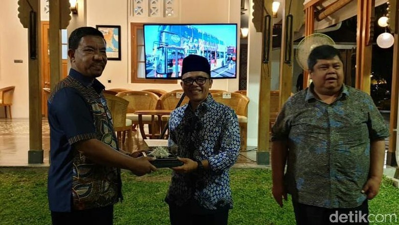 Kabiro Puskompublik Kemenpar Guntur Sakti (kiri) dan Bupati Banyuwangi Anas (tengah) (Ardian/detikTravel) Kabiro Puskompublik Kemenpar Guntur Sakti (kiri) dan Bupati Banyuwangi Anas (tengah) (Ardian/detikTravel)