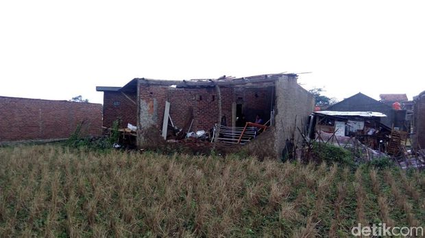 Hujan Deras Disertai Puting Beliung Landa Soreang 