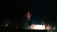 AKhirnya Monumen GWK diresmikan malam ini di Bali. Sosoknya pun tampak gagah menyala dalam sorotan lampu (Haris/detikTravel)
