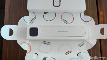 Ketika kotak kemasan Apple Watch 4 dibuka. (Foto: detikINET/Adi Fida Rahman)