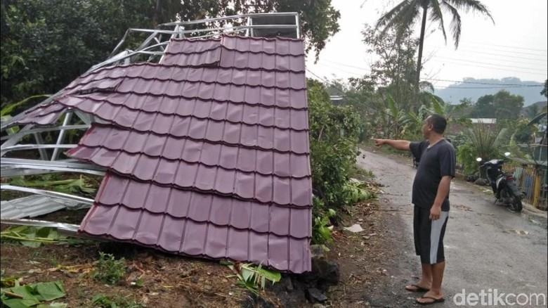 Penampakan Atap Terbang Tertiup Puting Beliung di Sukabumi Penampakan Atap Terbang Tertiup Puting Beliung di Sukabumi