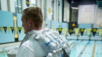 Yang gak bisa berenang, boleh dicoba nih mendaur ulang botol plastik yang dijadiin pelampung bisa hemat biaya. (Foto: Brightside)