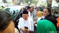 Dia disambut oleh para pendukungnya, seolah diserbu oleh para perempuan kelompok ini. P-IJMA digawangi oleh para perempuan politikus parpol pendukung Jokowi-Maruf. (Matius Alfons-detikcom)