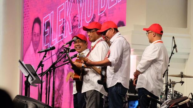 Elek Yo Band menyanyikan lagu Pelangi.