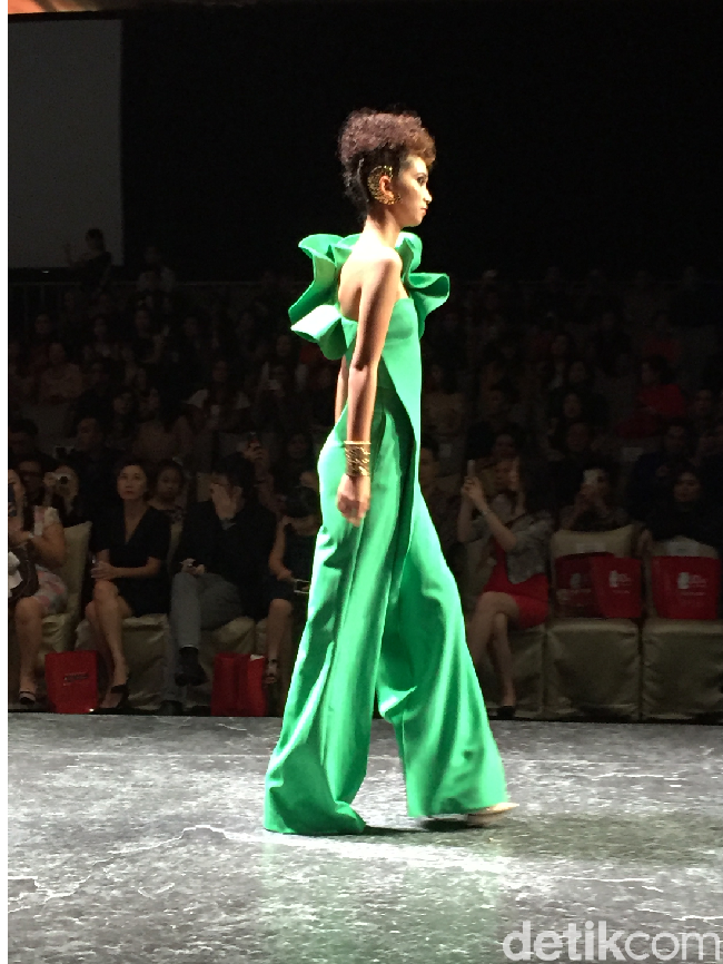 Seba dan Cristina juga mengedapankan keterpakaian (wearable) busana agar dapat mudah dipadu-padankan. Hadir terusan yang mirip jumpsuit, tapi sebenarnya busana ini merupakan padanan tunik tanpa lengan dan celana palazzo. Banyak gaun di koleksi yang ternyata terdiri dari dua potong. (Foto: Daniel Ngantung/Wolipop)