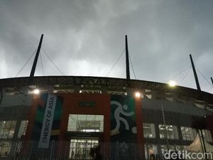 Hujan Tak Surutkan Suporter Dukung Timnas U-19 di Stadion Pakansari