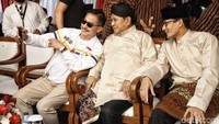 Senyum semringah terus terpancar dari keuda pasangan capres dan cawapres ini.
